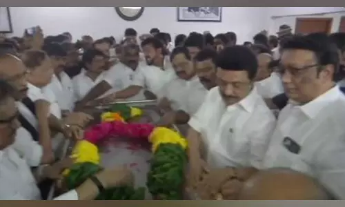 MK Stalin ने तमिलनाडु कांग्रेस के पूर्व अध्यक्ष ईवीकेएस एलंगोवन को श्रद्धांजलि दी MK Stalin ने तमिलनाडु कांग्रेस के पूर्व अध्यक्ष ईवीकेएस एलंगोवन को श्रद्धांजलि दी