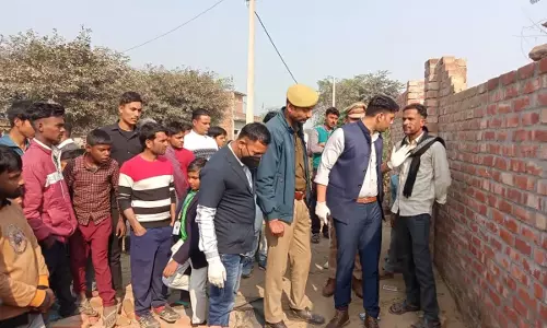 पति की मौत को बताया ईंटें गिरने की वजह, कड़ाई से पूछताछ में हत्या का खुलासा