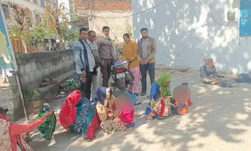 Dungarpur: चाइल्ड हेल्पलाइन ने 11 बच्चों को भिक्षावृति से मुक्त करवाया Dungarpur: चाइल्ड हेल्पलाइन ने 11 बच्चों को भिक्षावृति से मुक्त करवाया