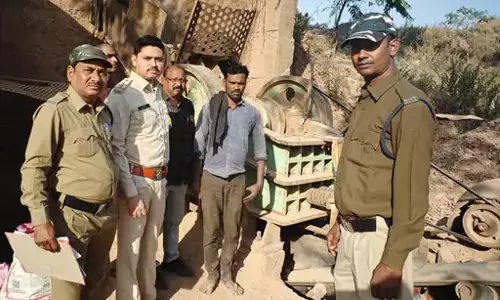 बिना अनुमति पहाड़ की खुदाई, ट्रेनी IAS ने क्रशर मशीन को किया सील