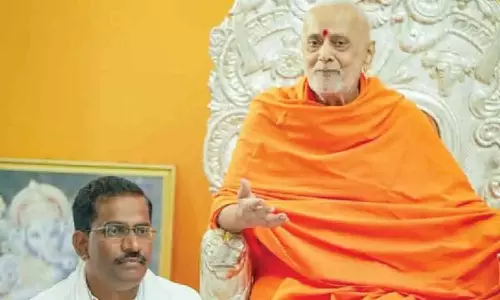 पूर्व KAS अधिकारी विश्व वोक्कालिगा महासंस्था मठ के उत्तराधिकारी