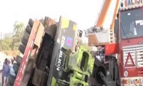 ईस्टर्न एक्सप्रेसवे पर क्रेन ट्रक से गिरी, बाइक सवार गंभीर रूप से घायल ईस्टर्न एक्सप्रेसवे पर क्रेन ट्रक से गिरी, बाइक सवार गंभीर रूप से घायल