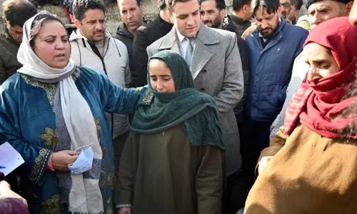 सकीना ने Kulgam अग्नि प्रभावित परिवारों से मुलाकात की, 3.66 लाख रुपये सौंपे