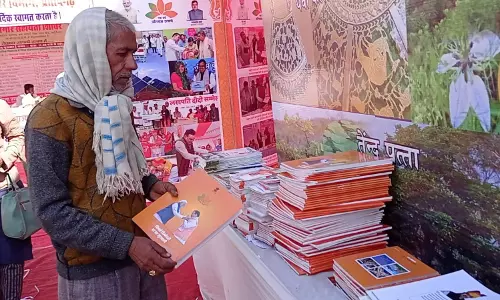 Pratapgarh: प्रदर्शनी में जनसम्पर्क विभाग के स्टॉल को देखने के लिए भारी उत्साह