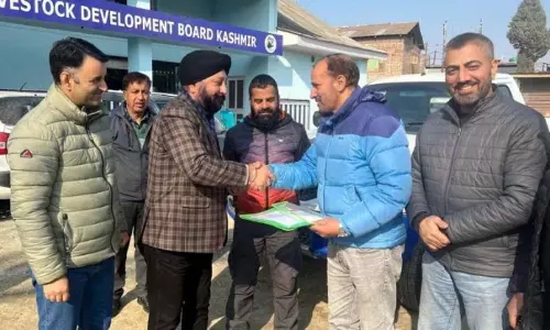 निदेशक AHD ने CHAO को दो लैंड वाहन सौंपे