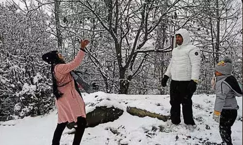 Kashmir: समय से पहले बर्फबारी, पर्यटकों और रोमांच पसंद लोग पहुँच रहे घाटी Kashmir: समय से पहले बर्फबारी, पर्यटकों और रोमांच पसंद लोग पहुँच रहे घाटी