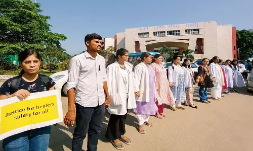 Kolkata: जूनियर डॉक्टरों और राजनीतिक दलों ने कोलकाता में विरोध रैलियां निकालीं