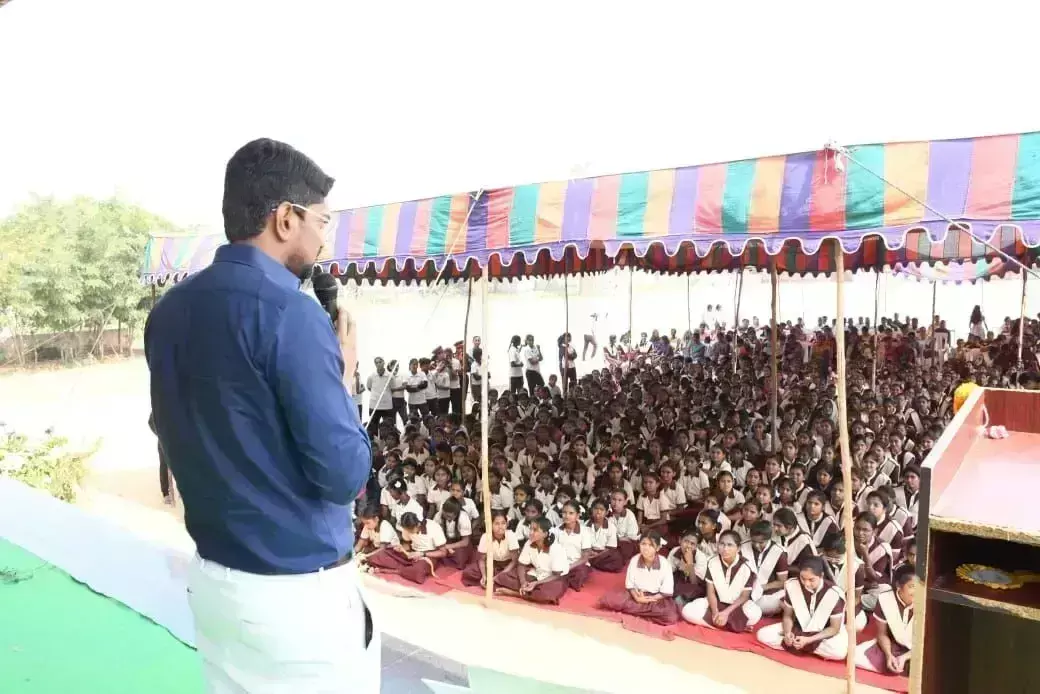 Telangana: जिला कलेक्टर ने छात्रों को बेहतर भविष्य के लिए प्रोत्साहित किया Telangana: जिला कलेक्टर ने छात्रों को बेहतर भविष्य के लिए प्रोत्साहित किया