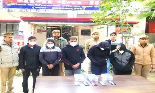 हनी ट्रैप के जरिए ब्लैकमेल करने वाली दो महिला समेत 5 गिरफ्तार, 24 से ज्यादा लोगों को अपना शिकार बना डाला हनी ट्रैप के जरिए ब्लैकमेल करने वाली दो महिला समेत 5 गिरफ्तार, 24 से ज्यादा लोगों को अपना शिकार बना डाला