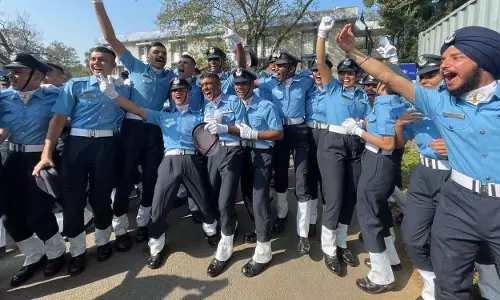 Air Force प्रमुख ने युवा फ्लाइंग अफसरों से कहा, सिर्फ वायु योद्धा नहीं, भविष्य के नेता बनें Air Force प्रमुख ने युवा फ्लाइंग अफसरों से कहा, सिर्फ वायु योद्धा नहीं, भविष्य के नेता बनें