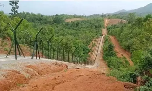 Manipur में भारत-म्यांमार सीमा पर बाड़ लगाने का काम जारी Manipur में भारत-म्यांमार सीमा पर बाड़ लगाने का काम जारी