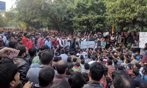 Meghalaya : शिलांग में विरोध प्रदर्शन बांग्लादेश में अल्पसंख्यकों के खिलाफ हिंसा की निंदा