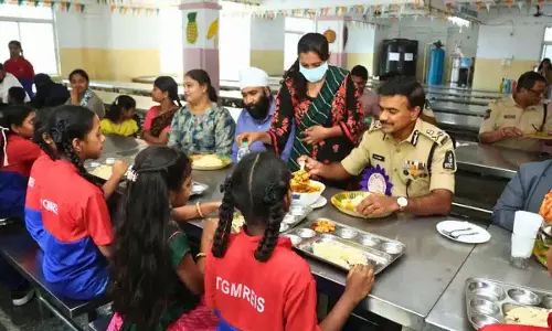 Hyderabad पुलिस आयुक्त ने नारायणगुडा में आवासीय बालिका विद्यालय का दौरा किया