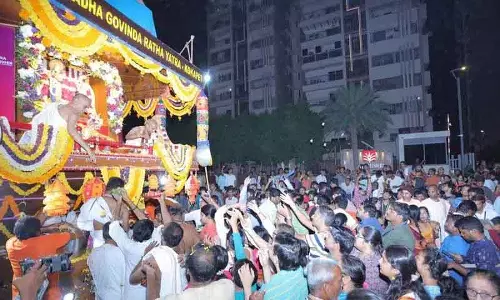 Shri Radha Govinda रथ यात्रा में हजारों भक्त भव्य रथ खींचते हुए