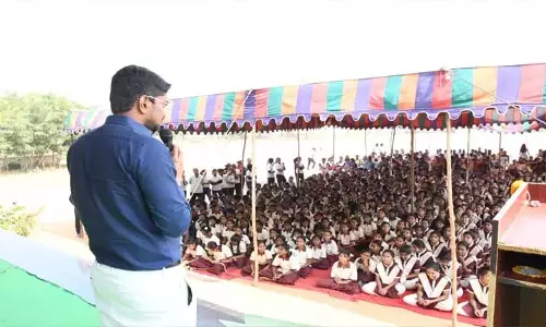 Collector ने विद्यार्थियों को बेहतर भविष्य के लिए सरकारी सुविधाओं को प्रेरित किया