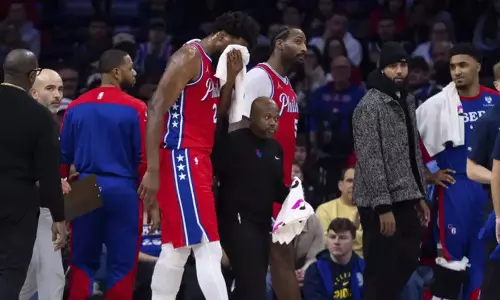 जोएल एम्बीड को साइनस फ्रैक्चर हुआ जब वह इंडियाना से 76ers की हार में चेहरे पर फंसे जोएल एम्बीड को साइनस फ्रैक्चर हुआ जब वह इंडियाना से 76ers की हार में चेहरे पर फंसे