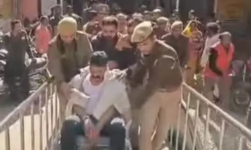 Jhansi: अपराधी के बेटे ने जेलर और कांस्टेबल पर किया हमला, अस्पताल में भर्ती