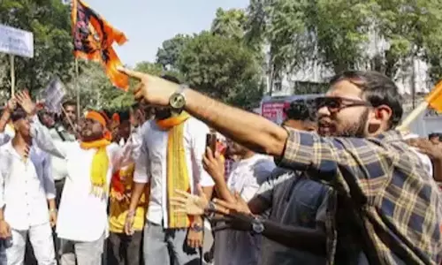 Bengal MLA ने हिंदुओं पर हमलों के खिलाफ पेट्रापोल में विरोध प्रदर्शन का नेतृत्व किया Bengal MLA ने हिंदुओं पर हमलों के खिलाफ पेट्रापोल में विरोध प्रदर्शन का नेतृत्व किया