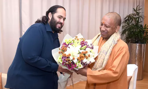 उद्योगपति मुकेश अंबानी के बेटे अनंत ने मुख्यमंत्री योगी आदित्यनाथ से मुलाकात की