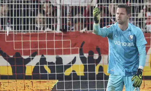 Bundesliga मैच तब रोका गया जब गोलकीपर को स्टैंड से फेंकी गई वस्तु लगी Bundesliga मैच तब रोका गया जब गोलकीपर को स्टैंड से फेंकी गई वस्तु लगी