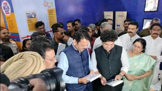 युवाओं में पढ़ने की संस्कृति को बढ़ावा देना महत्वपूर्ण: Fadnavis