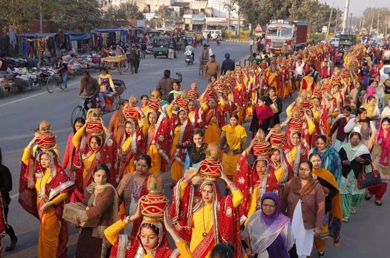 Andhra: कलश ज्योति जुलूस में शामिल हुए श्रद्धालु