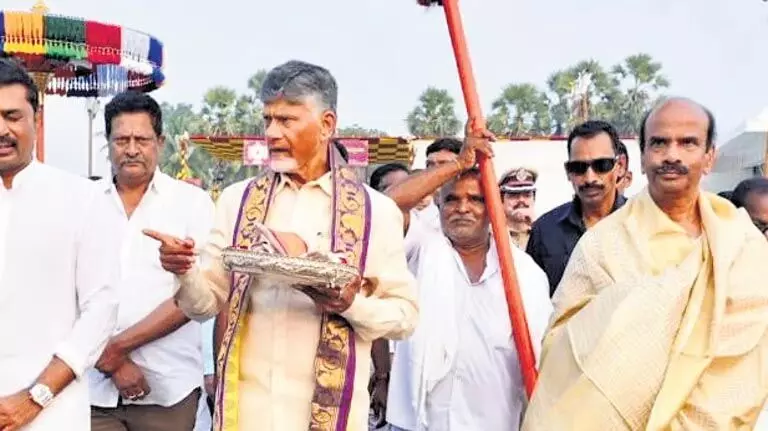 CM Chandrababu Naidu ने डोकीपारु मंदिर विकास की सराहना की