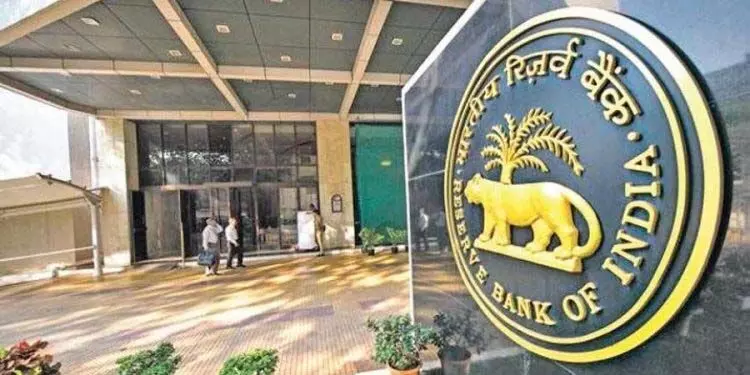 RBI किसानों की सहायता के लिए बिना जमानत के कृषि ऋण की सीमा बढ़ाकर 2 लाख रुपये की