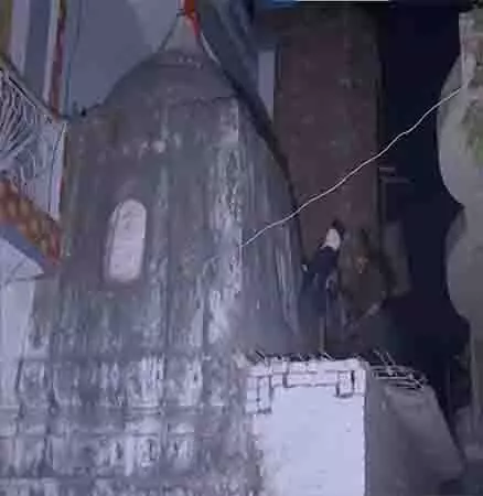 UP: संभल में दोबारा खोले गए मंदिर में अतिक्रमण हटाया गया, CCTV कैमरे लगाए गए