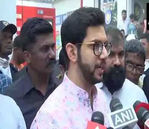 वर्ली अग्निकांड: Aditya Thackeray ने पूनम चैंबर्स का दौरा किया, जहां आग बुझाने के प्रयास जारी