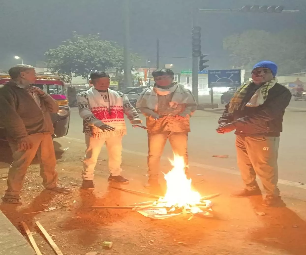 शीतलहर से आमजनों की सुरक्षा, नगर निगम ने अलाव का किया वितरण