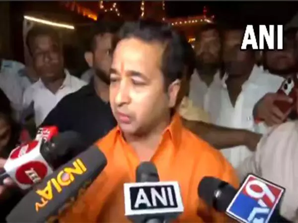 युवा हिंदुत्व कार्यकर्ता Nitesh Rane ने कैबिनेट मंत्री के रूप में शपथ लेने के बाद विकास का किया वादा