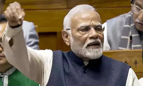 गांधी परिवार को संविधान में संशोधन करने की आदत है: PM Modi गांधी परिवार को संविधान में संशोधन करने की आदत है: PM Modi