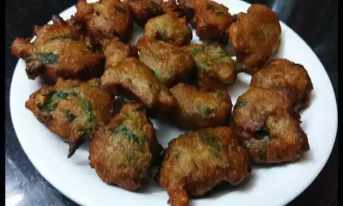 Singhare Ke Pakore Recipe: घर पर बनाएं सिंघाड़े की पकौड़ी Singhare Ke Pakore Recipe: घर पर बनाएं सिंघाड़े की पकौड़ी