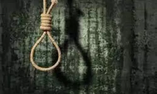 Himachal Pradesh: माता-पिता बाहर खाना खाते रहे, बेटे ने कमरे में लगा ली फांसी Himachal Pradesh: माता-पिता बाहर खाना खाते रहे, बेटे ने कमरे में लगा ली फांसी