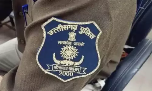 फ्लेक्स फाड़ने वाला पुलिसकर्मी सस्पेंड, एसपी ने लिया एक्शन फ्लेक्स फाड़ने वाला पुलिसकर्मी सस्पेंड, एसपी ने लिया एक्शन