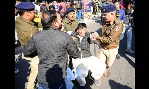 Congress :बिजली निजीकरण का विरोध कर रहे पुलिस ने हिरासत में लिया Congress :बिजली निजीकरण का विरोध कर रहे पुलिस ने हिरासत में लिया