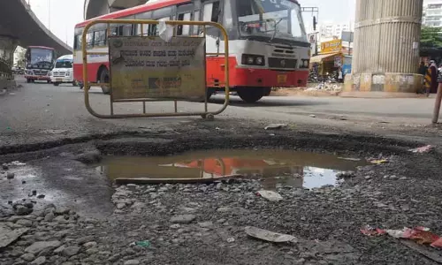 गड्ढों के कारण वार्थुर में विरोध प्रदर्शन की पहली वर्षगांठ