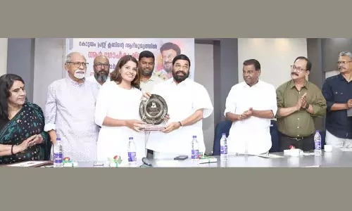 अंजना उन्नीकृष्णन को आर. गोपीकृष्णन मेमोरियल मीडिया पुरस्कार प्रदान किया अंजना उन्नीकृष्णन को आर. गोपीकृष्णन मेमोरियल मीडिया पुरस्कार प्रदान किया