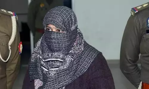 Ghaziabad: बैंक लॉकर से 31 लाख रुपये के आभूषण चोरी करने वाली महिला गिरफ्तार Ghaziabad: बैंक लॉकर से 31 लाख रुपये के आभूषण चोरी करने वाली महिला गिरफ्तार