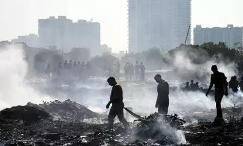 Ghaziabad: कनावनी में आग से 18 झुग्गियां और कबाड़ का गोदाम जलकर खाक