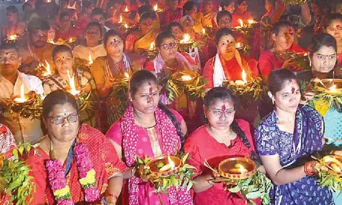 Andhra: कलश ज्योति जुलूस में शामिल हुए श्रद्धालु Andhra: कलश ज्योति जुलूस में शामिल हुए श्रद्धालु