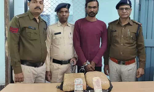 रायपुर में ग्रीन लाईट ढाबा के पास गांजा तस्कर गिरफ्तार, 48 हजार नकदी भी जब्त