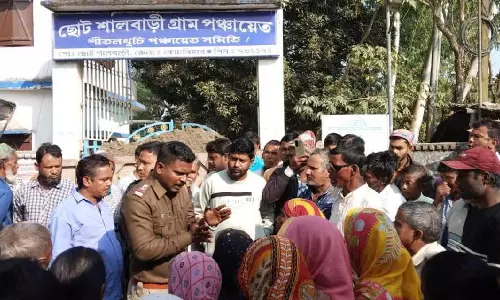 Cooch Behar: आवास सूची को लेकर पंचायत में तालाबंदी Cooch Behar: आवास सूची को लेकर पंचायत में तालाबंदी