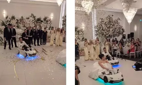 शादी में हुई दूल्हा-दुल्हन की अनोखी एंट्री, VIDEO देख छूटी लोगों की हंसी शादी में हुई दूल्हा-दुल्हन की अनोखी एंट्री, VIDEO देख छूटी लोगों की हंसी