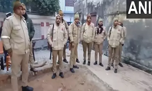Sambhal में फिर से खुले मंदिर के बाहर पुलिस तैनात Sambhal में फिर से खुले मंदिर के बाहर पुलिस तैनात