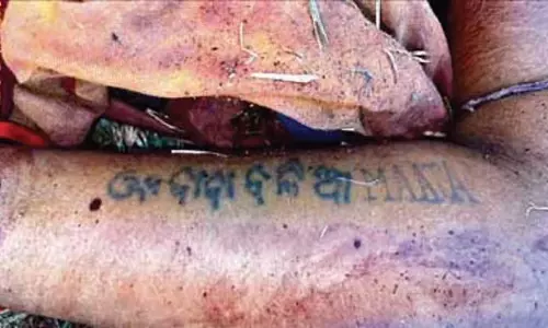 टैटू-दर्जी के स्टिकर से Odisha की महिला की हत्या का पता चला टैटू-दर्जी के स्टिकर से Odisha की महिला की हत्या का पता चला
