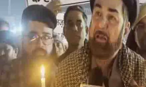 Bangladesh में हिंदुओं पर हो रहे अत्याचार के खिलाफ शिया समुदाय ने निकाला कैंडल मार्च