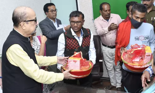 राज्यपाल रमेन डेका ने टीबी मरीजों को प्रोटिनयुक्त फूड बास्केट किए वितिरत राज्यपाल रमेन डेका ने टीबी मरीजों को प्रोटिनयुक्त फूड बास्केट किए वितिरत