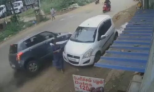 Kerala : टीवीएम की महिला बाल-बाल बची, तेज रफ्तार कार ने उसका शॉल खींच लिया